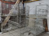 un homme debout à côté d'une cage remplie d'animaux