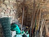 un tas d'outils de jardinage dans un coin de la pièce