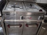 une cuisine équipée de deux cuisinières et d'un lave-vaisselle