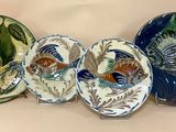 trois assiettes à motifs différents posées sur une surface blanche