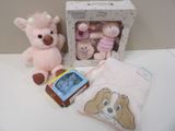 deux peluches et un livre posés sur une table