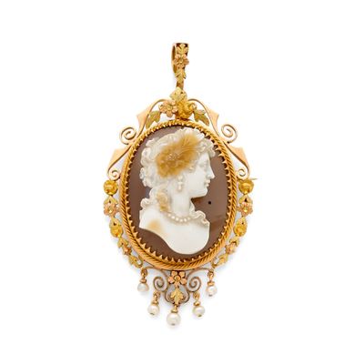 un pendentif camée plaqué or représentant le visage d'une femme et orné de perles