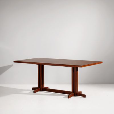 une table à manger rectangulaire avec un plateau et un piètement en bois