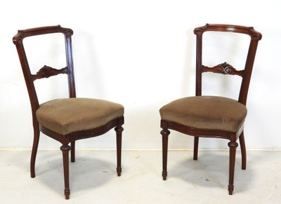 paire de chaises de salle à manger anciennes avec dossier et assise rembourrés