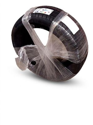 une photo d'un casque emballé dans du plastique, puis emballé à nouveau dans du plastique