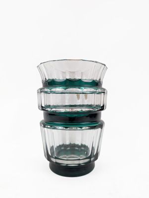une pile de trois bols en verre empilés les uns sur les autres