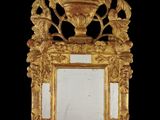 une image représentant un miroir doré sur lequel est posé un vase