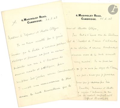 deux vieux papiers avec de l'écriture assis l'un à côté de l'autre