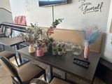 des tables et des chaises dans un restaurant, avec une télévision à écran plat accrochée au mur