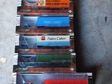 tout un tas de wagons différents posés sur la table