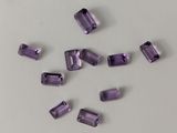 perles d'améthorate violettes sur un fond blanc