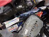 une pile d'objets hétéroclites posés sur le sol