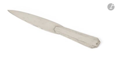 un couteau posé sur une table blanche