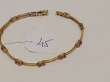 gros plan d'un bracelet sur une surface blanche avec une étiquette de prix