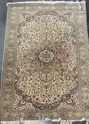 un tapis persan ancien orné d'un grand médaillon