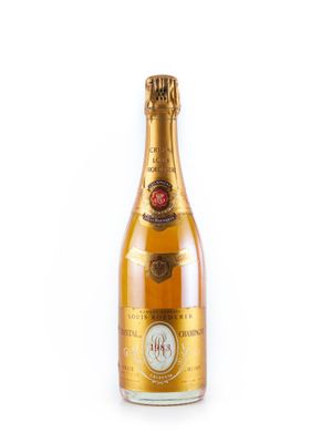 gros plan d'une bouteille de champagne sur fond blanc