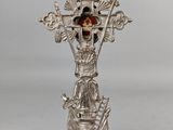 une image représentant une croix en argent surmontée d'une couronne