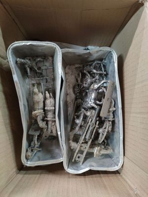 une boîte contenant deux figurines en plastique