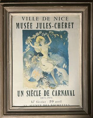 Un tableau représentant une femme en robe blanche est accroché au mur.