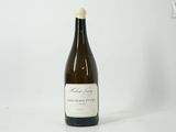 une bouteille de vin posée sur une table