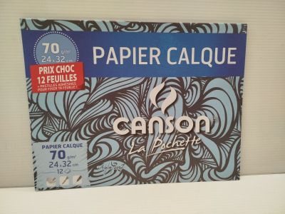 une boîte en papier posée sur une étagère