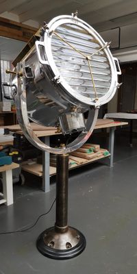 Important projecteur OSTEEL modèle SSC n° série 51570 (H 1m7…