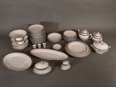 Partie d'un service de table en faïence blanche, filets noir…