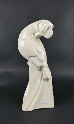 une image représentant une statue d'une femme avec un oiseau sur l'épaule