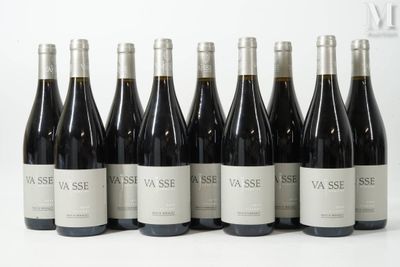 six bouteilles de vin sont alignées sur une table