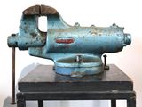 une vieille machine posée sur une table