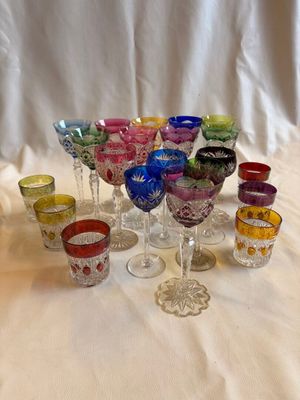 de nombreux verres de différentes couleurs posés sur une table