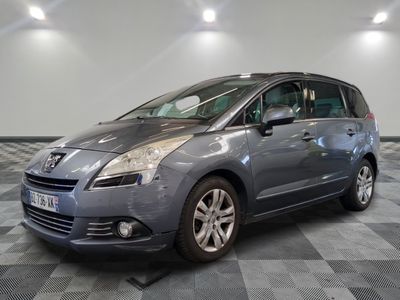 la voiture grise est garée dans le garage sur le sol en damier