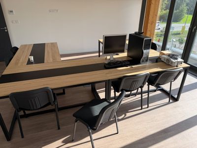 un bureau avec deux ordinateurs et une chaise placée devant