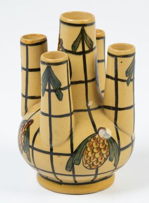 trois vases ornés d'ananas sur fond blanc