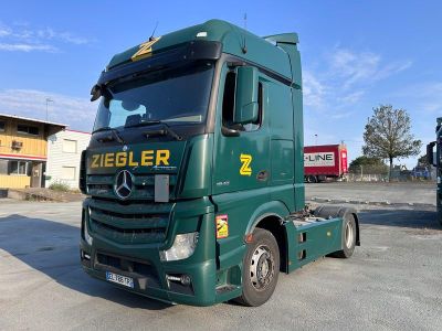un camion vert garé sur un parking