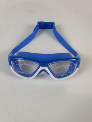 un gros plan sur une paire de lunettes de natation posée sur une surface blanche