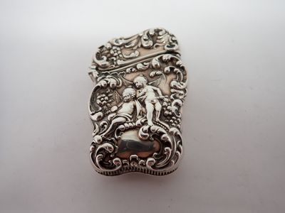 Boîte à allumettes, en argent anglais à décor d'angelots, 7x4 cm, poid - Photo 1