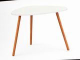 une petite table blanche aux pieds en bois, sur fond blanc