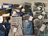 de nombreux modèles de jeans exposés dans un magasin