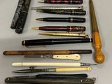 beaucoup de stylos alignés sur une table