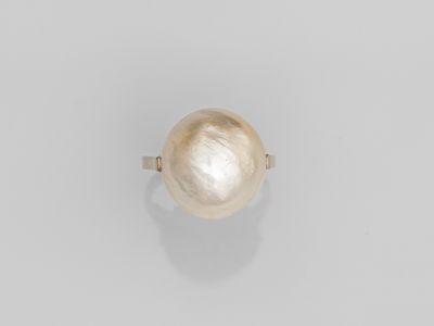 une bague en perles et diamants