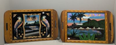 deux plateaux en bois décorés de peintures, posés sur une étagère