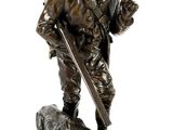 statue en bronze représentant un homme avec un chien et un fusil