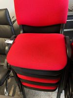 Un lot de 7 chaises d'accueil en tissus rouges et noires
