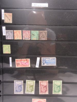 un classeur noir recouvert de nombreux timbres