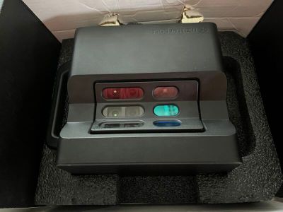 une boîte noire contenant un appareil électronique