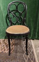 THONET, chaise en bois, l'assise à fond de canne, porte une … (photo 2)