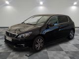 la voiture noire est garée sur un sol en damier dans le garage