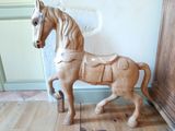 un cheval de bois posé sur un plancher en bois