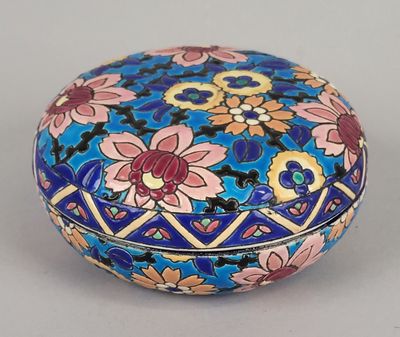 l'image d'une boîte décorative ornée de fleurs
